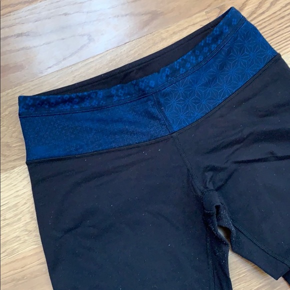 Lululemon black crop leggings REVERSIBLE - Picture 2 of 3